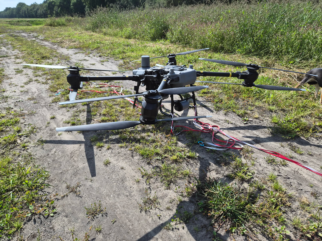 Block-Klimaprojekt-Binsen-maehen-mit-einer-Drohne